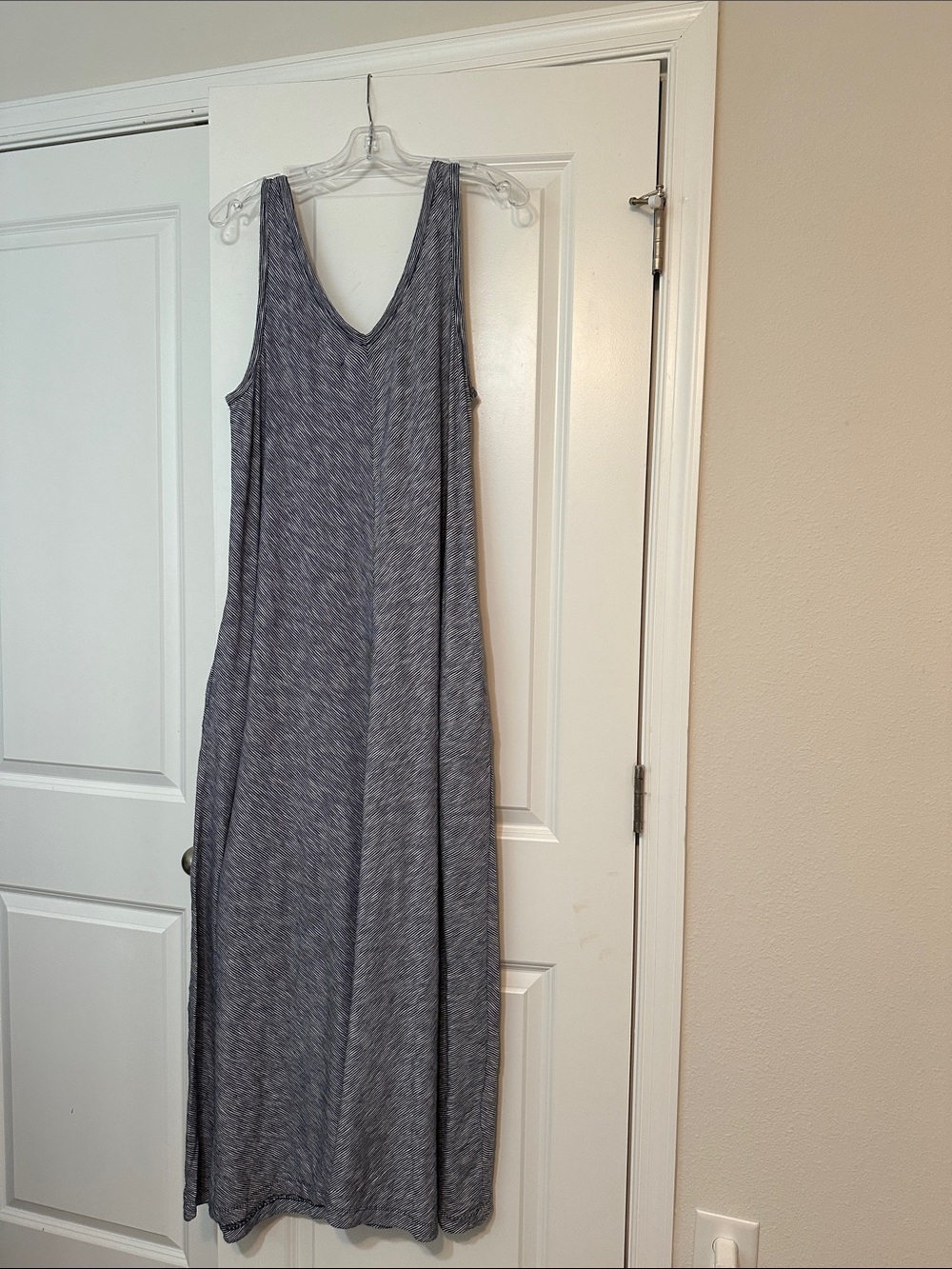 NWT sz L Lou & Grey Striped Navy Softserve Slub Sleeveless V-Neck Maxi Dress. - Picture 4 of 4